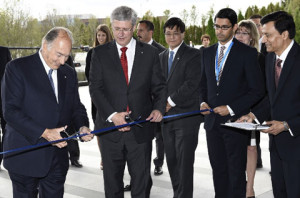 Canadian PM Stephen Harper and HH Aga Khan cutting ribbon to declare open the Museum and Center