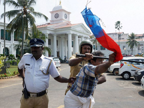 Solar scam Protests rage in Kerala demanding CM's resignation