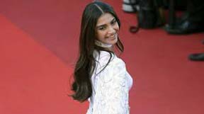 Sonam Kapoor signs with Hollywood's talent agency