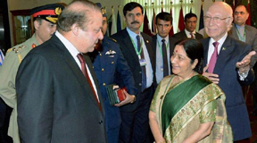 Islamabad: External Affairs Minister Sushma Swaraj with Pakistan Prime Minister Nawaz Sharif as Pakistan's Foreign Affairs Adviser Sartaj Aziz looks on during the Ministerial Conference of Heart of Asia - Istanbul Process in Islamabad on Wednesday. PTI Photo(PTI12_9_2015_000159B)