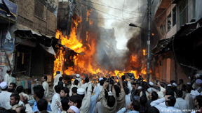 pakistanis-protest-against-govt-after-shrine-bombing