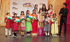 Alka Bhatnagar and Group singing patriotic songs