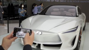China auto show highlights electric ambitions