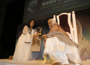 Ritu Maheshwari honoring Satguru Mata Savinder Hardevji Maharaj