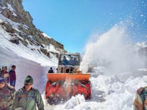 BRO starts clearing snow from Rohtang Pass