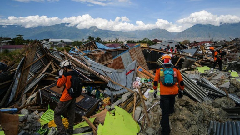 More bodies found as death toll from Indonesia quake nears 2000