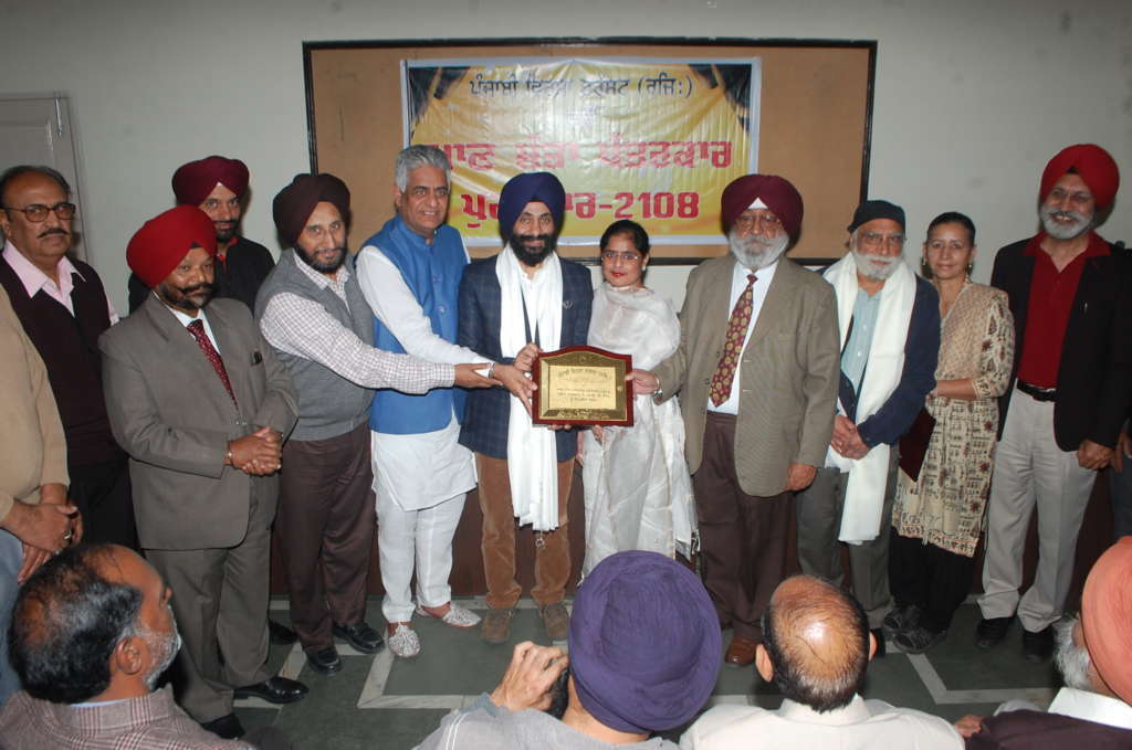 Noted journalist IP Singh being presented Pride of Journalism award by Canada-based businessman cum philanthropist Sukhi Bath and President Jalandhar Press Club Lakhwinder Johal. Also seen are Manwinder Kaur (wife of IP Singh) and others.