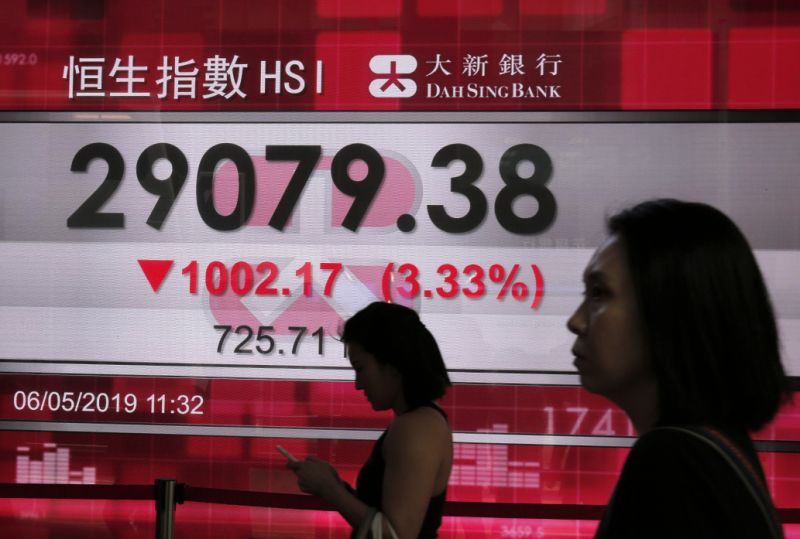 Asian markets plunge as Trump threatens to hike China tariffs