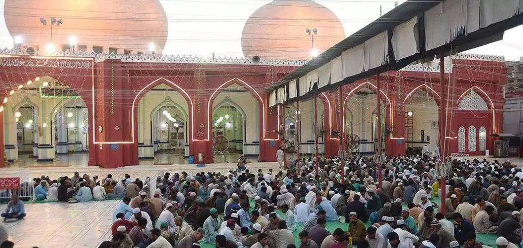 Five killed in blast outside shrine in Pakistan