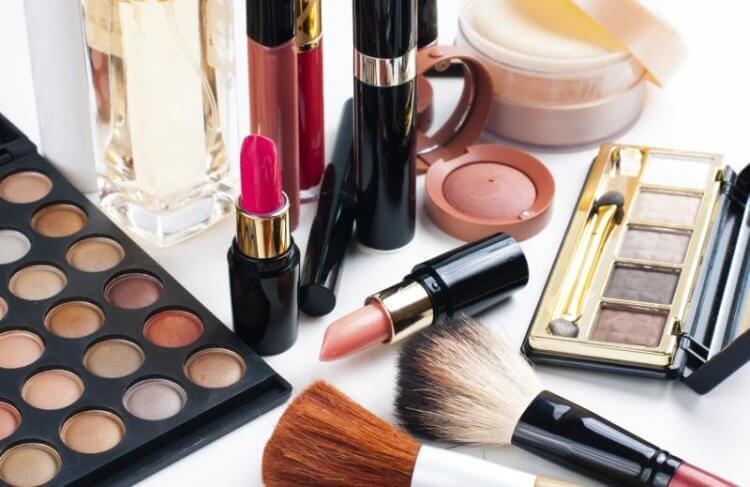 Make-up kit essentials for summer vacations
