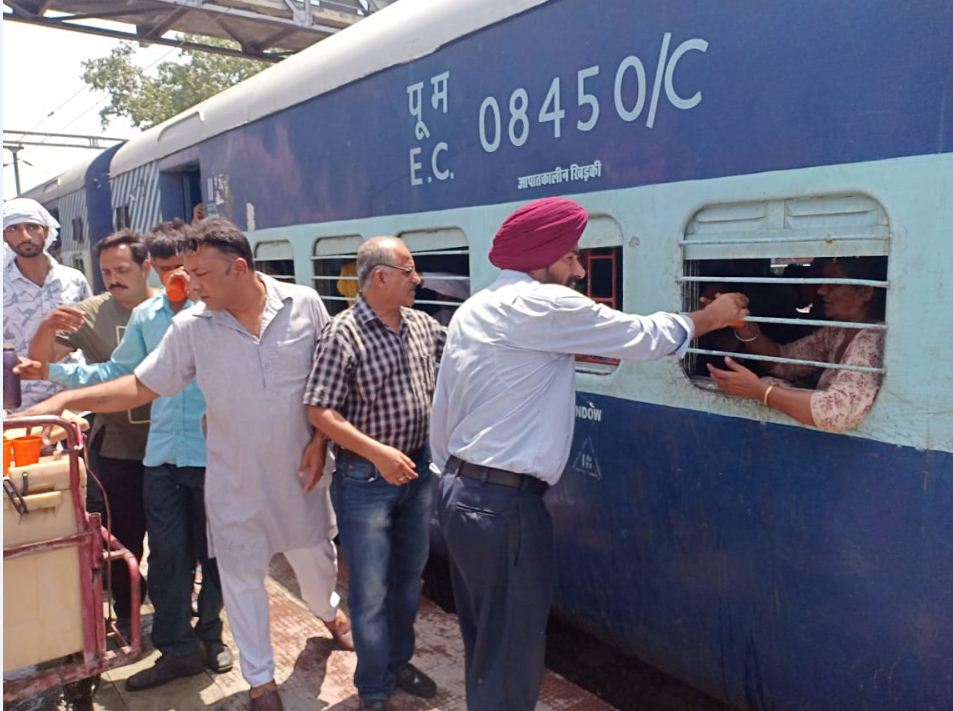 Serving cold water to railway passengers in summer heat Phagwara 21 June