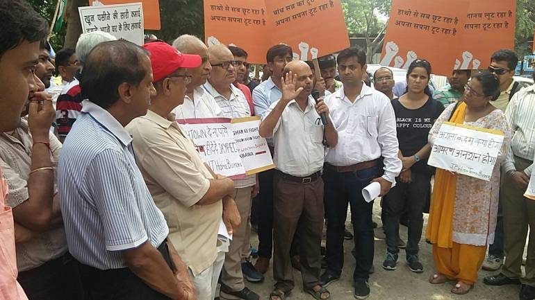 If Modi wants, he can help us: Jaypee homebuyers at Jantar Mantar