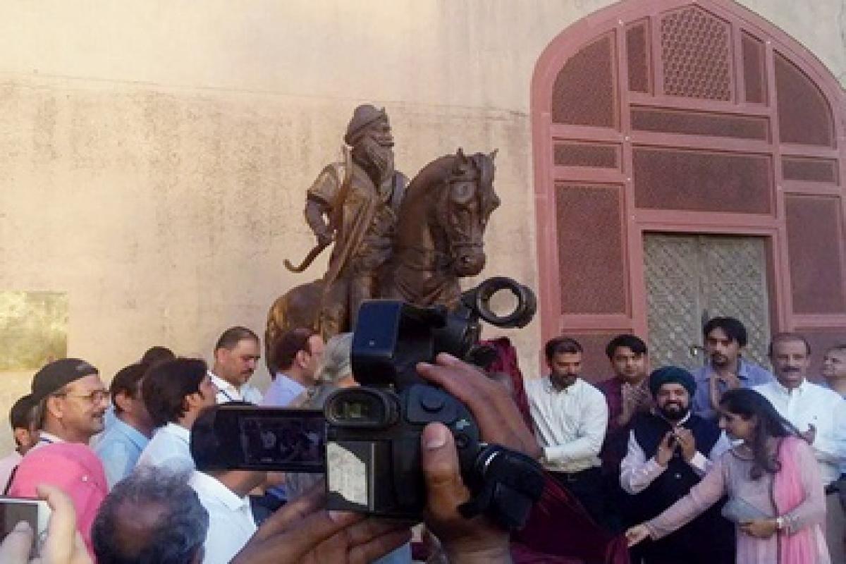 Life-size sculpture of Maharaja Ranjit Singh unveiled at historic Lahore Fort