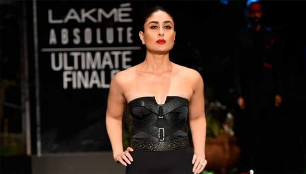 Kareena Kapoor Khan is beauty in black at Lakme Fashion Week W/F Grand Finale