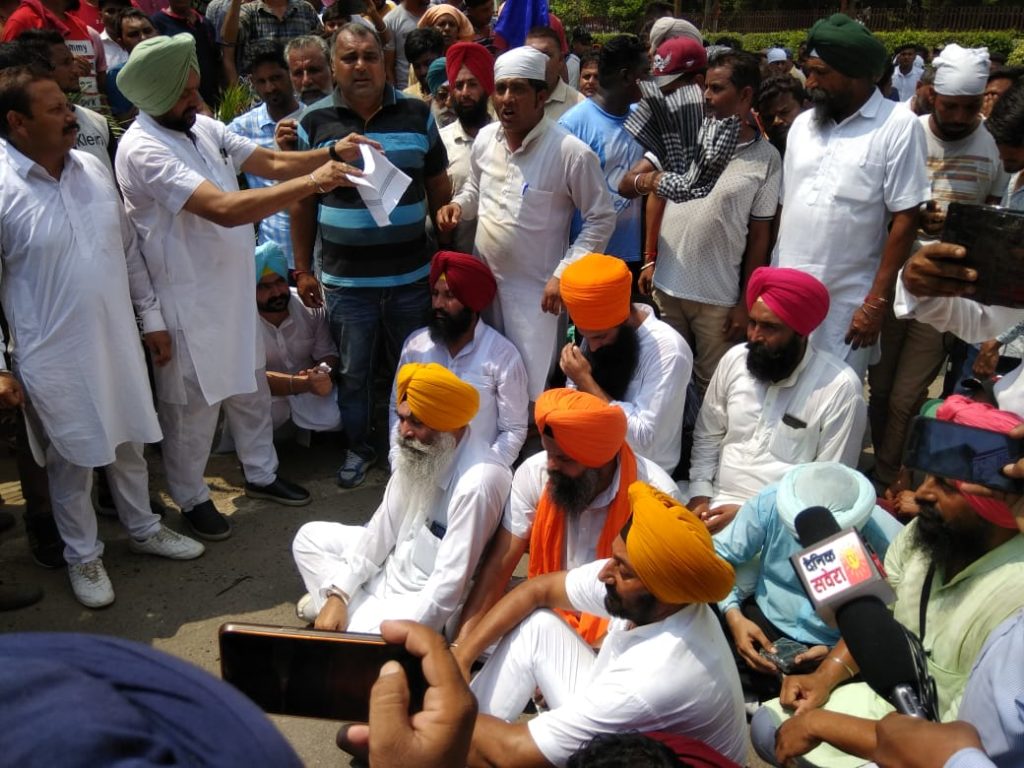 Bains with protesters, including Jarnail Nangal