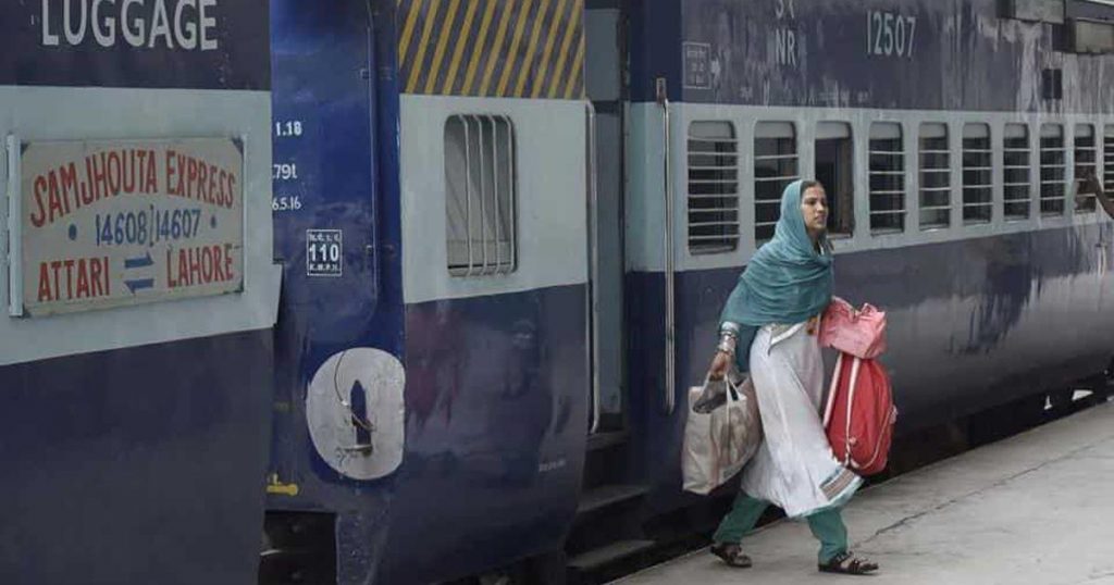 Pak stops Samjhauta Express at Wagah, Indian crew escorts train to Attari