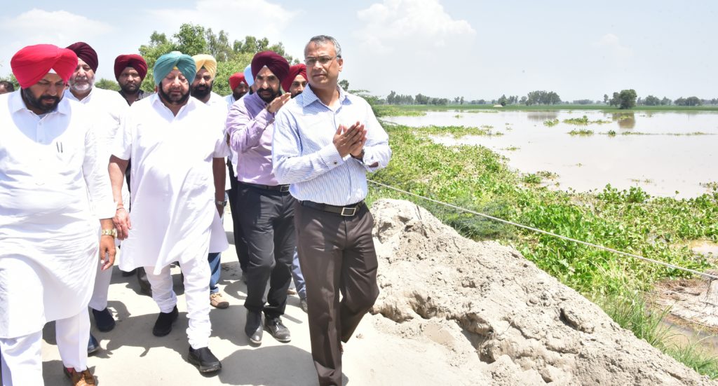 Punjab CM Captain Amarinder Singh visiting flood-hit areas of Sultanpur Lodhi. Khadoor Sahib MP Jasbir Singh Dimpa, Kapurthala DC D.P.S. Kharbanda and Sultanpur Lodhi MLA Navtej Singh Cheema and others are with him.