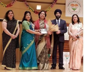 Santosh Kumar honored Sen. Also in the picture are Prerana Arya, Dubey Kumar, Consul Singh and Gurbachan