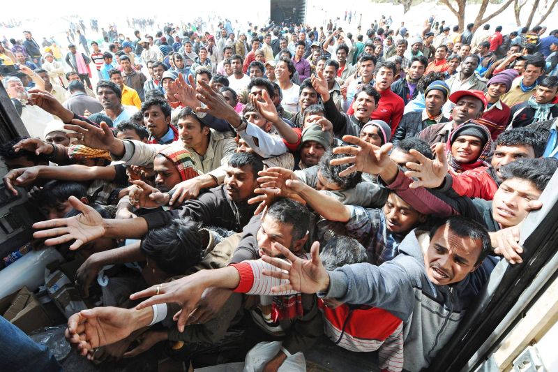 Venezuelan migrants clamour to enter Ecuador