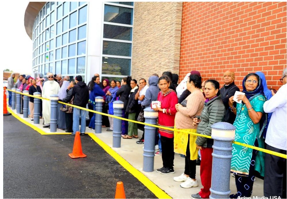 Hundreds flock to Niles Patel Brothers launch IndiaPost