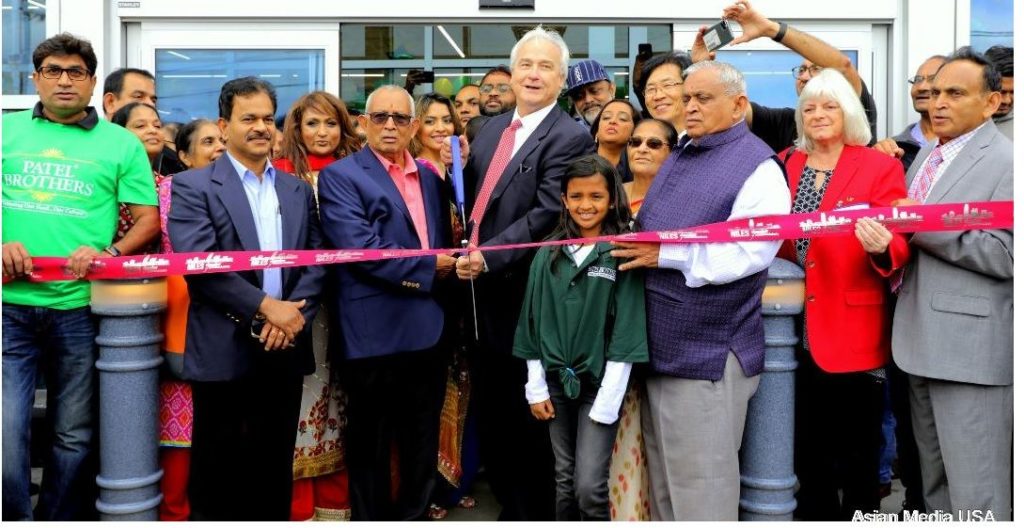 Niles Mayor Andrew Przybylo cuts the ribbon with Mafat Patel, left, and Tulsi Patel, right, during the grand opening of Patel Brothers in Niles