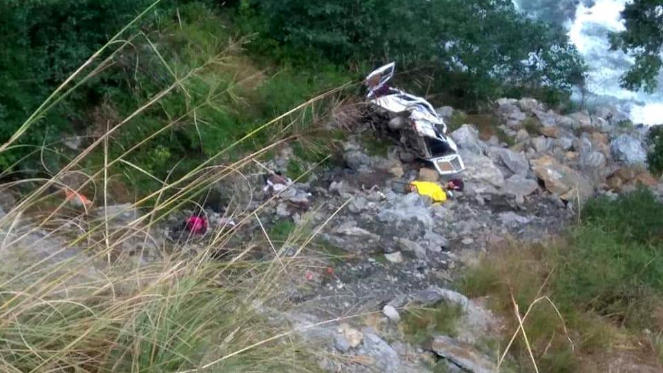 Mini bus carrying tourists from Gujarat falls into gorge in TN, one feared dead