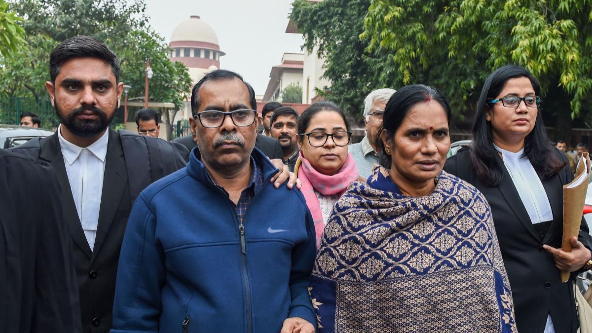 Nirbhaya case convict's wife breaks down after plea dismissed