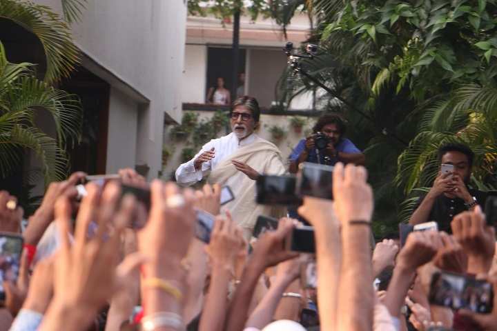 Big B misses the crowds outside his bungalow on Sundays