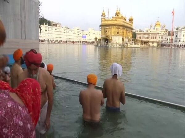 Devotees take holy dip in Golden Temple 'sarovar' on Baisakhi