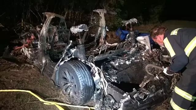 Tesla crash kills 2 in US, police say 'no one was driving'