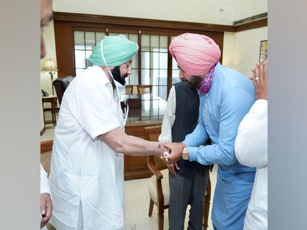 Navjot Sidhu meets Punjab Chief Minister, says government must act immediately on five priority areas