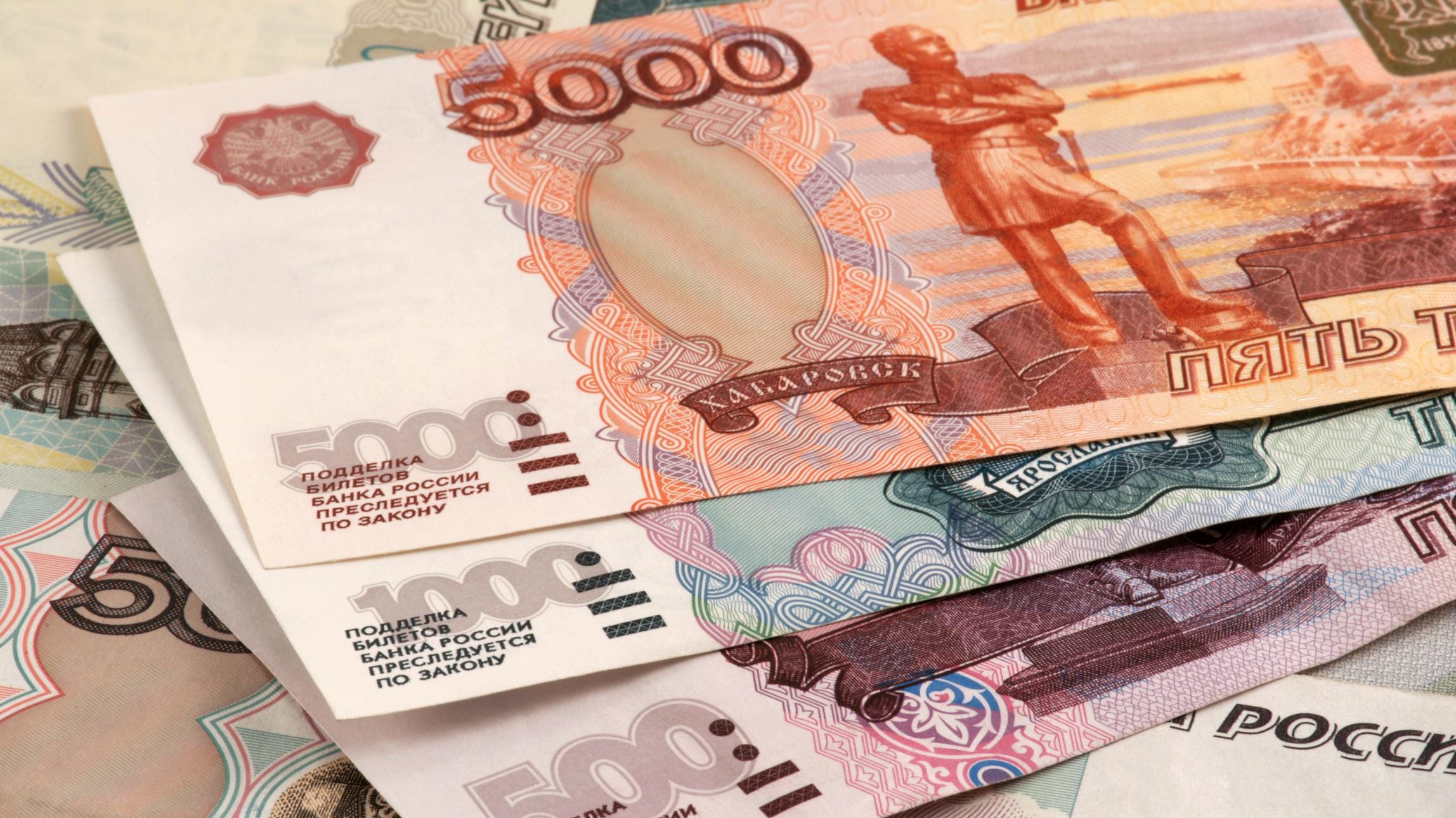 Ruble collapses on Thursday morning, Russian stock exchange suspends trades