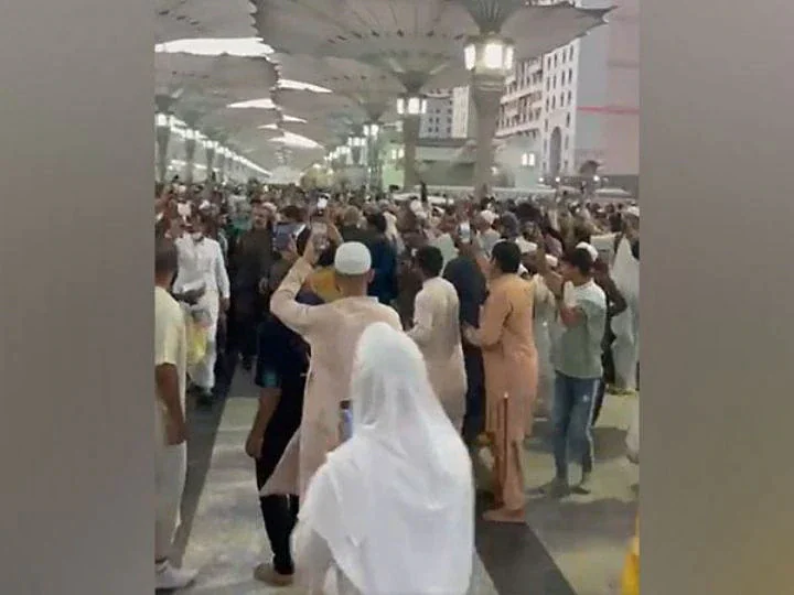 Pak pilgrims in Medina heckle Ministers against Imran's ouster