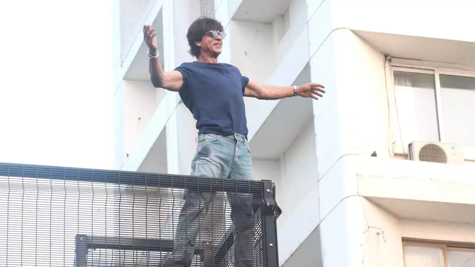 Shah Rukh Khan congratulates fans as they create a Guinness World Record  for most people performing SRK's iconic pose outside Mannat￼ | Northeast  Live
