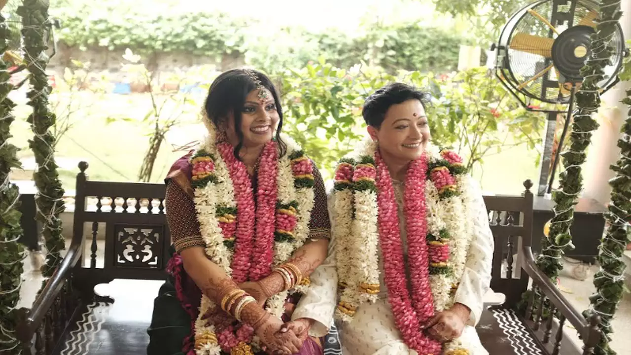 Tamil Brahmin woman marries Bangaleshi girl in traditional Hindu marriage