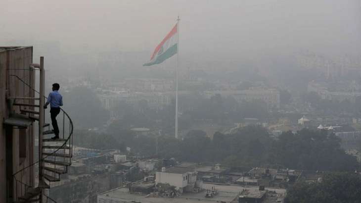 Delhi wakes up to thick smog, air quality index dips to 'severe'