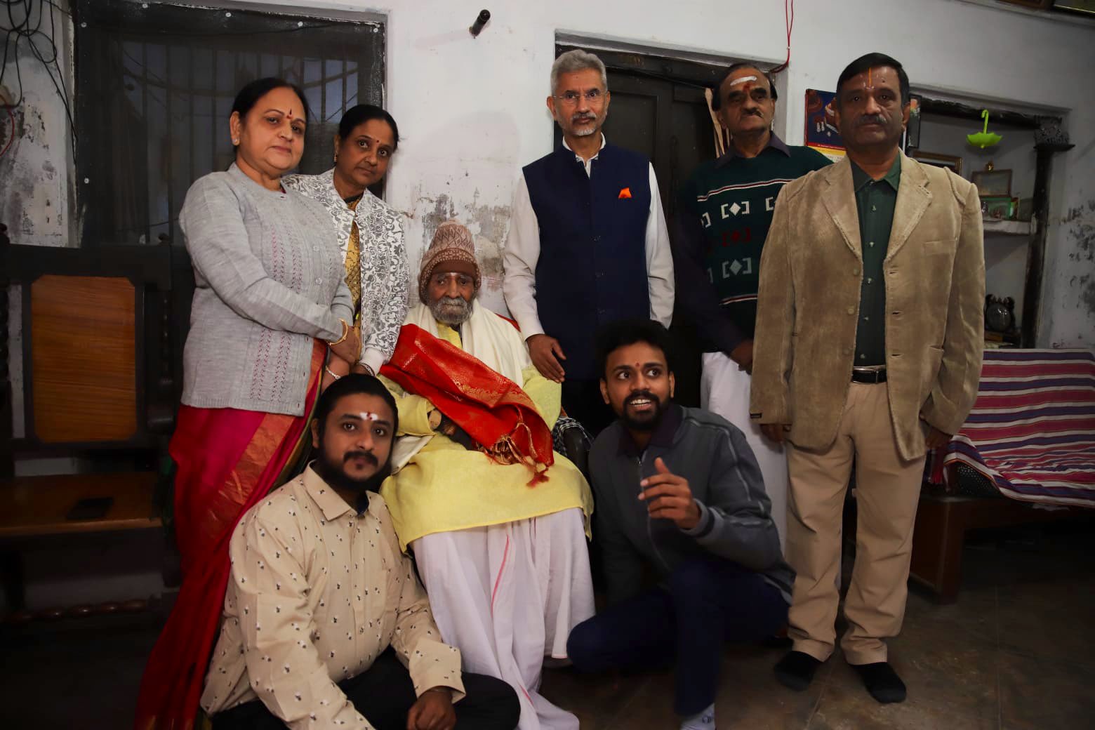 Jaishankar visits family of Mahakavi Subramania Bharathi in Kashi
