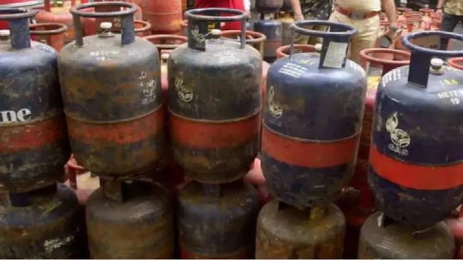 Commercial LPG cylinder prices slashed by Rs 91.50 in National Capital