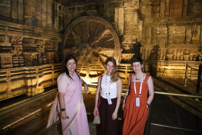 Meenakashi Lekhi Visits Odisha S Konark Sun Temple With G Delegates