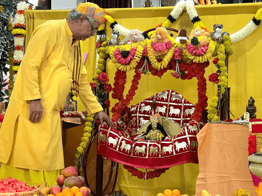 Hindu Mandir celebrates Hindola Mahotsav IndiaPost NewsPaper