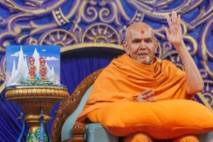 His Holiness Mahant Swami Maharaj address the assembly on how the guru serves as a guide to understanding one’s true purpose and strengthening one’s faith.