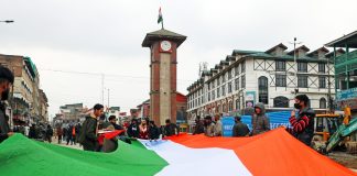 Srinagar: Students of Akhil Bharatiya Vidyarthi Parishad (ABVP) hold the 100 meters long National Flag during a procession to mark the 74th Republic Day at Lal Chowk in Srinagar on Thursday, Jan 26, 2023. (Photo: Nisar Malik /IANS)