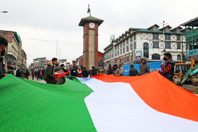 Srinagar: Students of Akhil Bharatiya Vidyarthi Parishad (ABVP) hold the 100 meters long National Flag during a procession to mark the 74th Republic Day at Lal Chowk in Srinagar on Thursday, Jan 26, 2023. (Photo: Nisar Malik /IANS)