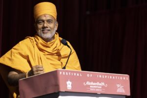 Pujya Gnanvatsaldas Swami initiated the evening, emphasizing the profound meaning behind the motto, “In the Joy of Others,” showcased by Pramukh Swami Maharaj and carried forward by His Holiness Mahant Swami Maharaj.