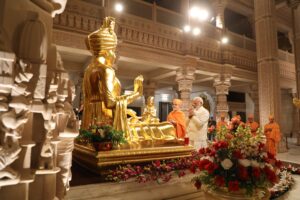 His Holiness Mahant Swami Maharaj and Prime Minister of India, Narendra Modi, engrossed in darshan of Bhagwan Swaminarayan at Akshardham, Gandhinagar, 2017