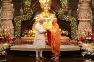 His Holiness Mahant Swami Maharaj ties a nadachhadi to Prime Minister of India, Narendra Modi, at Akshardham, Gandhinagar, 2017