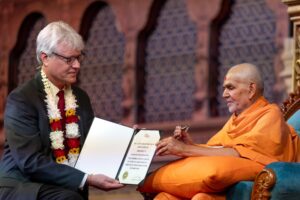 Mayor John F. Higdon of Matthews, North Carolina presents key to the city to His Holiness Mahant Swami Maharaj 