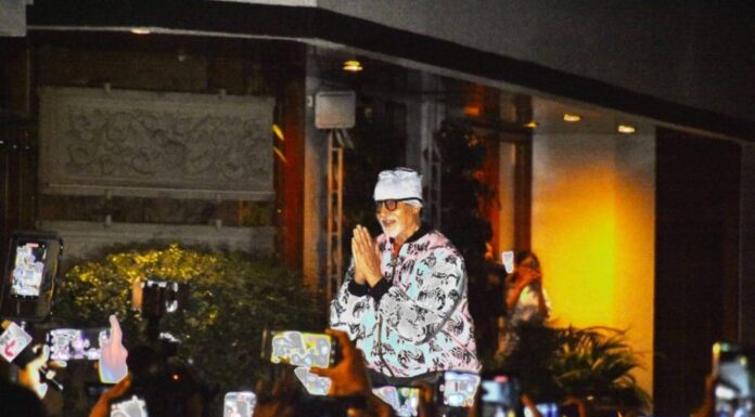 Fans celebrate Amitabh Bachchan's birthday in Mumbai