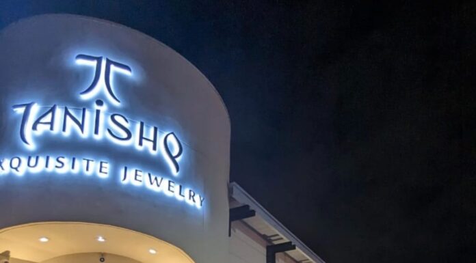 “Long Queue to buy jewelry at Tanishq, Frisco, this Dhanteras” TanishQ