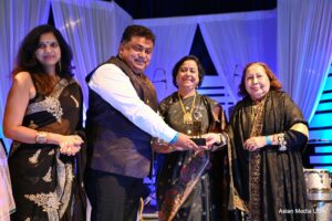 Mr. Krishna Bansal receiving Partnership Award